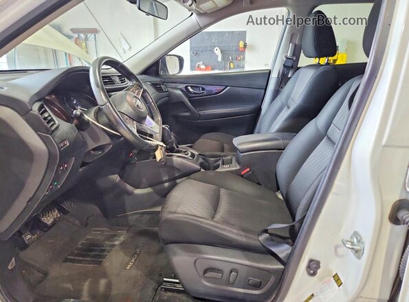 KNMAT2MV7JP562905 2018 NISSAN ROGUE White Front interior view