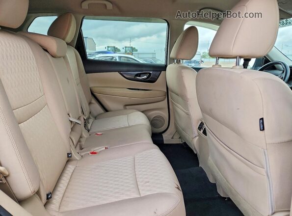 KNMAT2MV8HP528935 2017 NISSAN ROGUE Белый Вид задней части салона
