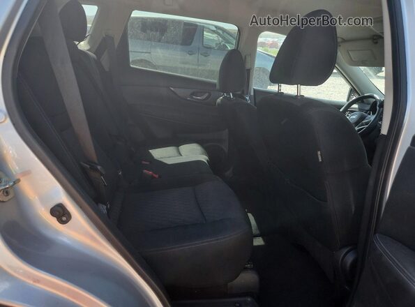 KNMAT2MV8JP530321 2018 NISSAN ROGUE Silver Սալոնի հետևի տեսք