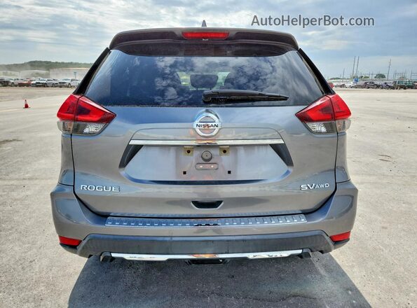 KNMAT2MV8JP567014 2018 NISSAN ROGUE Серый Вид сзади