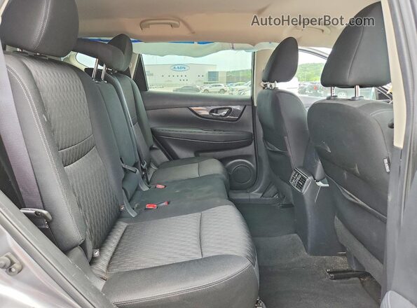 KNMAT2MV8JP567014 2018 NISSAN ROGUE Серый Вид задней части салона