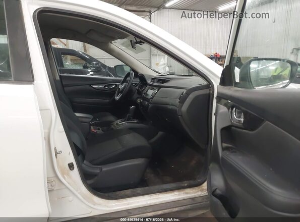 KNMAT2MV8JP570513 2018 NISSAN ROGUE White Front interior view