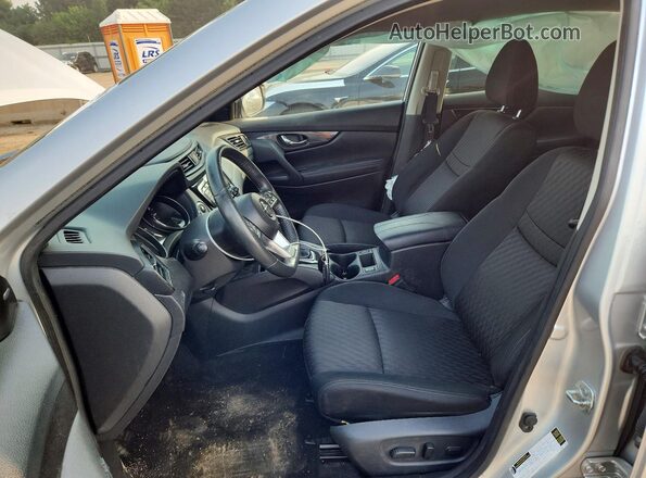 KNMAT2MV9JP536743 2018 NISSAN ROGUE Серебряный Вид салона спереди