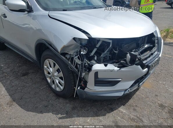 KNMAT2MVXHP533909 2017 NISSAN ROGUE Серебряный Вид спереди