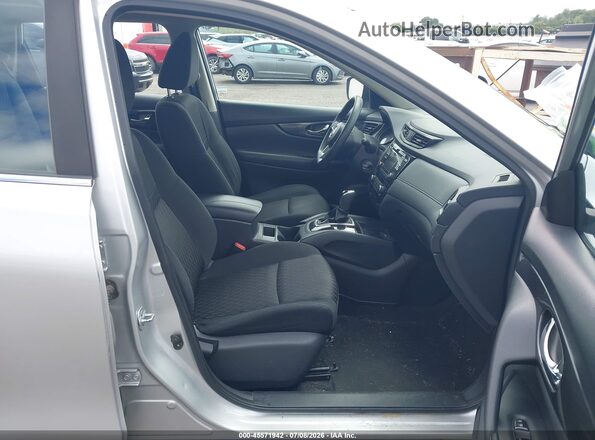 KNMAT2MVXHP533909 2017 NISSAN ROGUE Серебряный Вид салона спереди