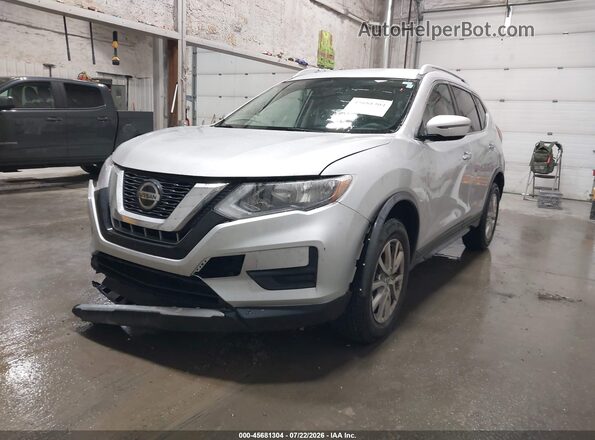 KNMAT2MVXJP523709 2018 NISSAN ROGUE Silver Vista tres cuartos delantera izquierda