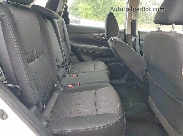 KNMAT2MVXJP602202 2018 NISSAN ROGUE White Widok wnętrza z tyłu