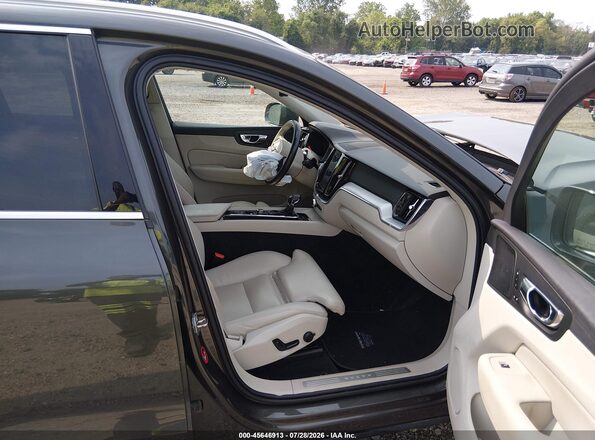 LYV102RKXKB205822 2019 VOLVO XC60 Gray Front interior view