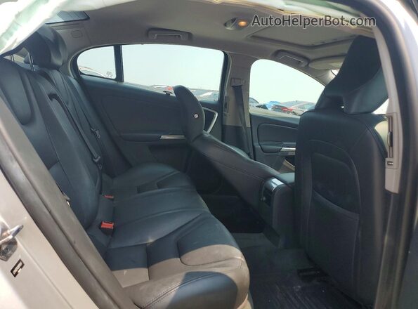 LYV402TK2JB178247 2018 VOLVO S60 Silver Widok tylnych siedzeń