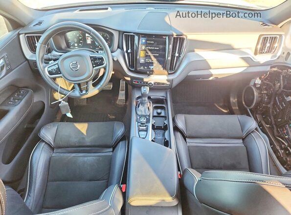 LYVA22RM0JB117680 2018 VOLVO XC60 Белый Вид панели приборов