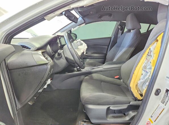 NMTKHMBX1JR009564 2018 TOYOTA C-HR White Вид салону спереду