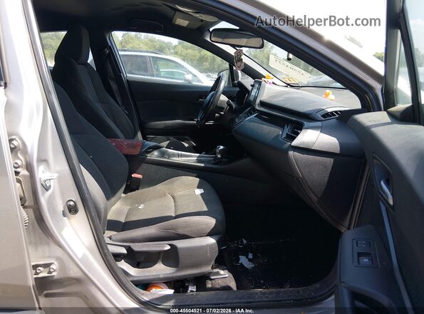 NMTKHMBX2JR005992 2018 TOYOTA C-HR Серебряный Вид салона спереди