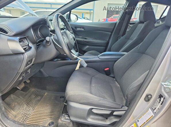 NMTKHMBX3JR028987 2018 TOYOTA C-HR Silver Вид салону спереду