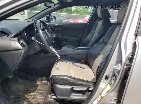 NMTKHMBX4JR023538 2018 TOYOTA C-HR Серебряный Вид салона спереди