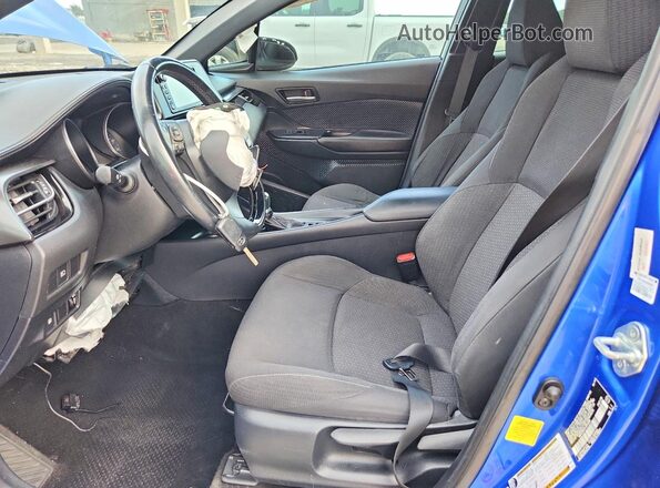 NMTKHMBX4JR040808 2018 TOYOTA C-HR Blue Вид салону спереду