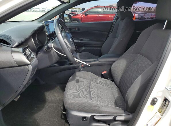 NMTKHMBX5JR029428 2018 TOYOTA C-HR White Вид салону спереду