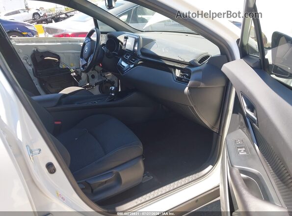 NMTKHMBX5JR036203 2018 TOYOTA C-HR White Вид салону спереду