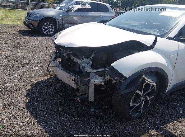 NMTKHMBXXJR002063 2018 TOYOTA C-HR White Widok z przodu