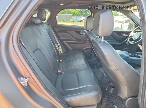 SADCJ2BV4HA084655 2017 JAGUAR F-PACE Gray Widok wnętrza z tyłu