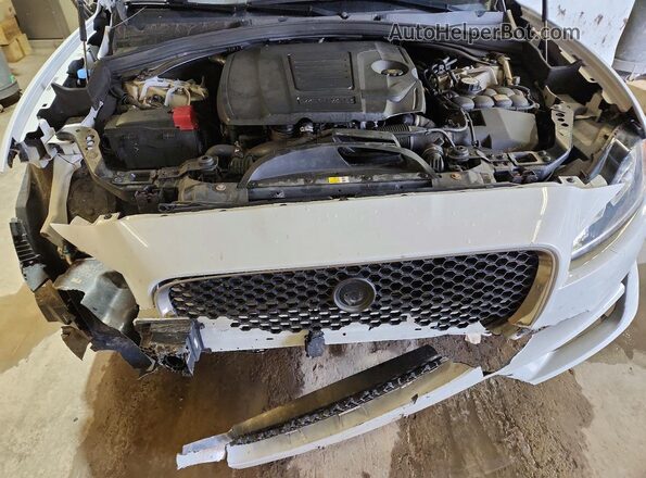 SADCJ2GX3JA238188 2018 JAGUAR F-PACE White Vista del compartimento del motor