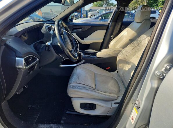 SADCP2BV7HA056461 2017 JAGUAR F-PACE Серебряный Вид салона спереди