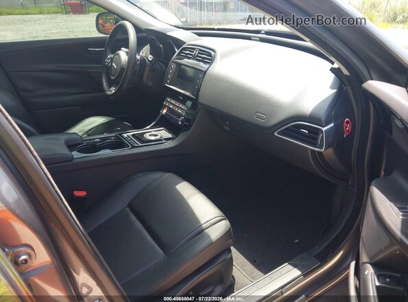 SAJAD4BG1HA947520 2017 JAGUAR XF Серый Вид салона спереди