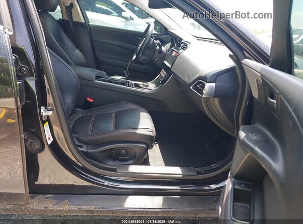 SAJAE4BG9HA950923 2017 JAGUAR XF Черный Вид салона спереди