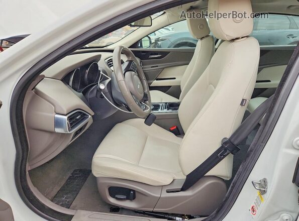 SAJAJ4BV3HA968652 2017 JAGUAR XF Белый Вид салона спереди
