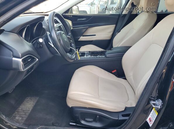 SAJAR4BG7HA960208 2017 JAGUAR XF Черный Вид салона спереди
