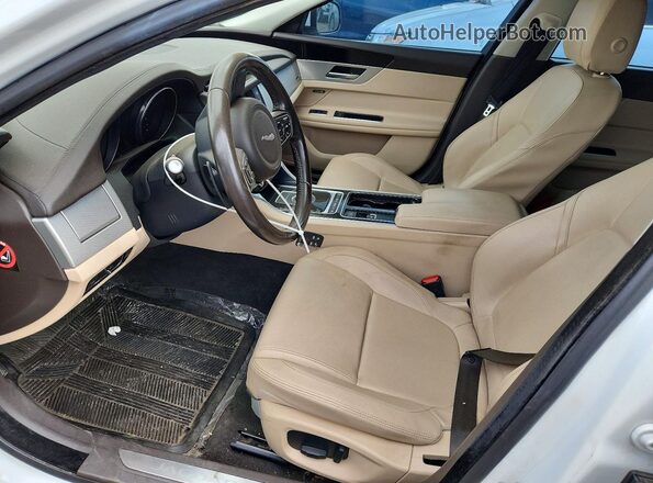 SAJBD4BV4GCY07564 2016 JAGUAR XF Белый Вид салона спереди