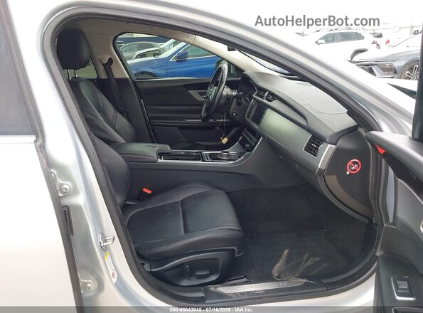SAJBD4BV9HCY44644 2017 JAGUAR XF Серебряный Вид салона спереди
