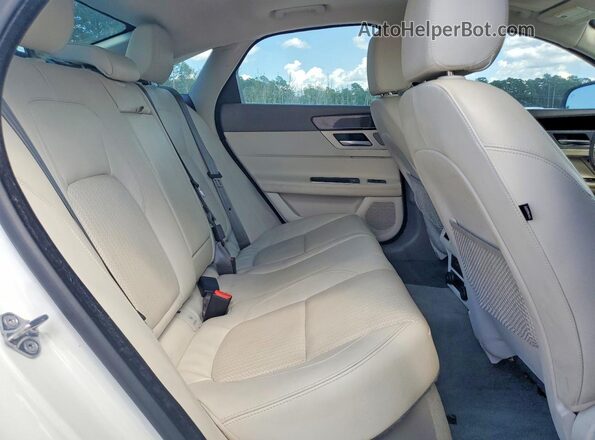 SAJBE4BV9GCY10991 2016 JAGUAR XF White Vista de los asientos traseros