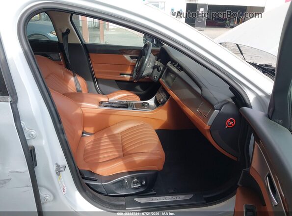 SAJBH4EV4JCY53242 2018 JAGUAR XF White Vista interior delantera