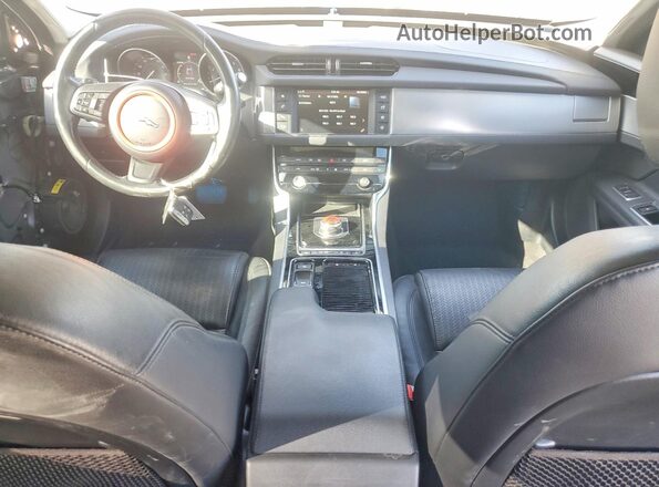 SAJBK4BV0HCY39533 2017 JAGUAR XF Gray Vista del salpicadero