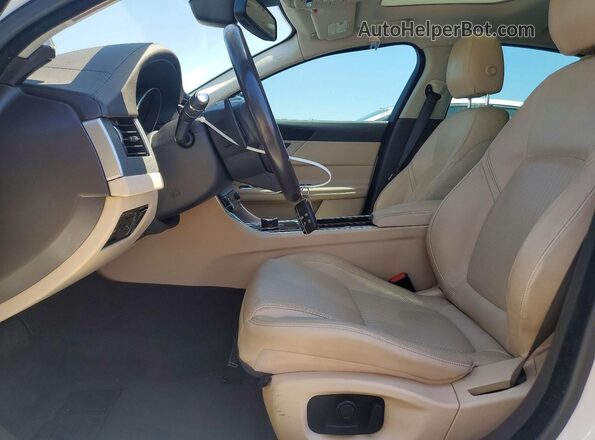 SAJBK4BV6HCY28598 2017 JAGUAR XF White Вид салону спереду