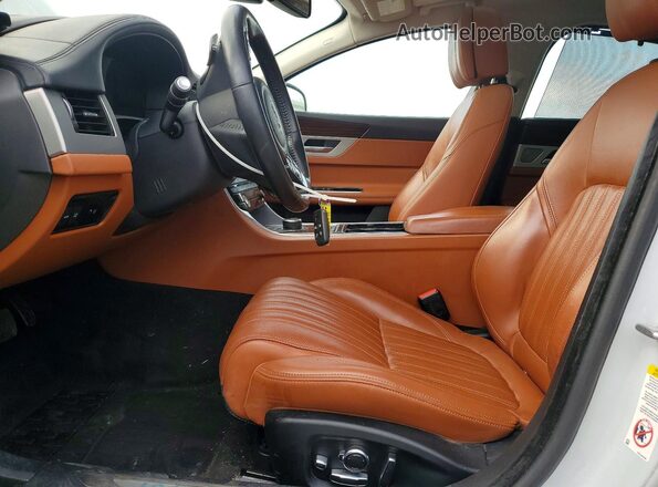 SAJBN4EV9JCY54699 2018 JAGUAR XF White Widok wnętrza z przodu