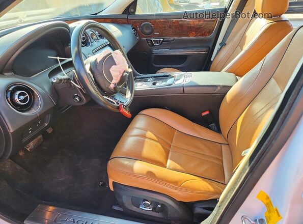 SAJXJ1CD0K8W20336 2019 JAGUAR XJ Белый Вид салона спереди