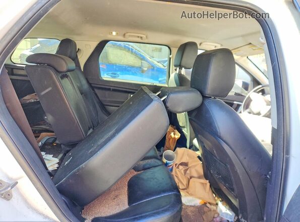 SALCP2BG8HH636993 2017 LAND ROVER DISCOVERY White Rear interior view
