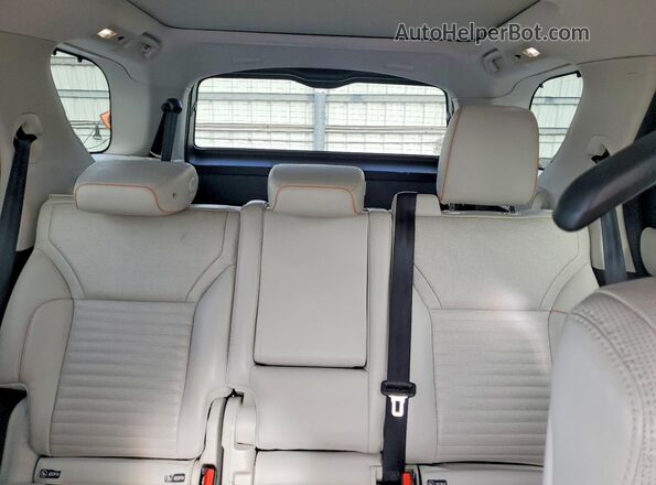 SALRT2RK2JA047694 2018 LAND ROVER DISCOVERY White Vista de los asientos traseros