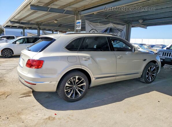 SJAAC4ZV4JC018083 2018 BENTLEY BENTAYGA Кремовый Задняя правая четверть