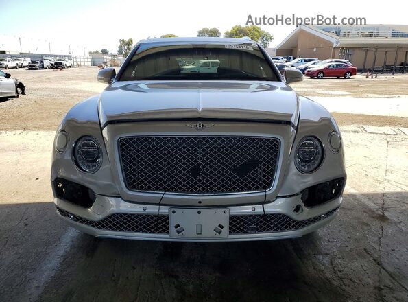 SJAAC4ZV4JC018083 2018 BENTLEY BENTAYGA Кремовый Вид спереди