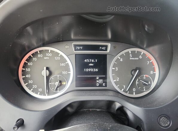 SJKCH5CP2HA038795 2017 INFINITI QX30 White Սարքավորումների վահանակի տեսք