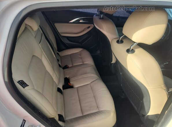 SJKCH5CP2HA038795 2017 INFINITI QX30 White Սալոնի հետևի տեսք
