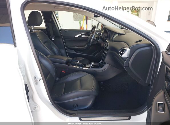 SJKCH5CP3HA037462 2017 INFINITI QX30 White Front interior view