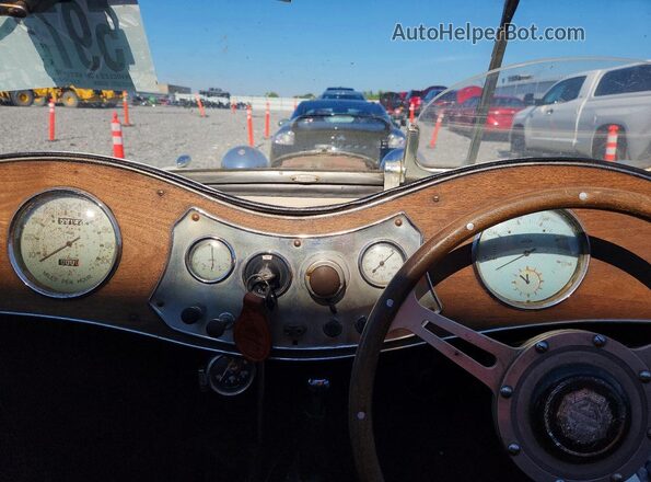 TC2025 1945 MG TC Белый Вид щитка приборов