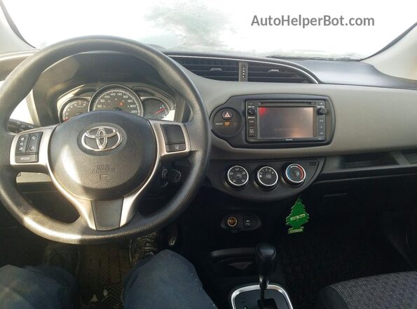 VNKJTUD3XHA075051 2017 TOYOTA YARIS Красный Вид панели приборов