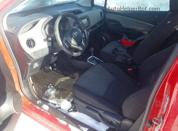 VNKJTUD3XHA075051 2017 TOYOTA YARIS Красный Вид салона спереди