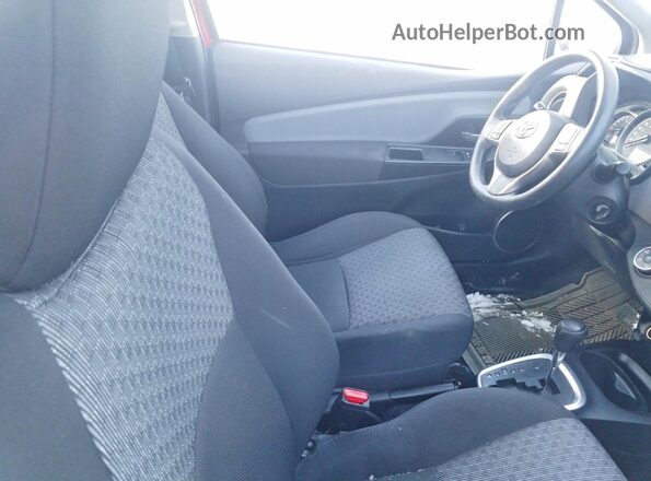 VNKJTUD3XHA075051 2017 TOYOTA YARIS Красный Вид задних сидений