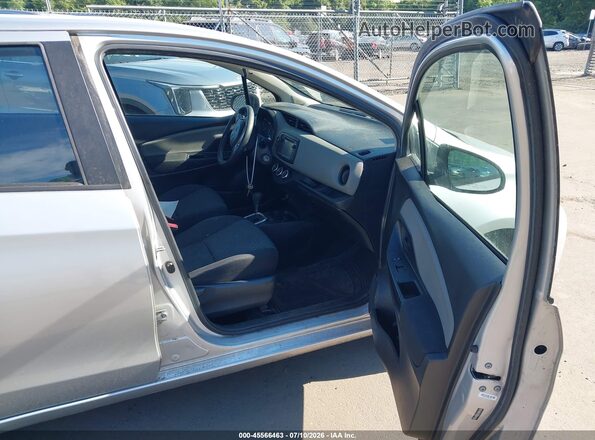 VNKKTUD32HA073007 2017 TOYOTA YARIS Серебряный Вид салона спереди