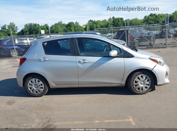 VNKKTUD32HA073007 2017 TOYOTA YARIS Серебряный Вид задней части салона